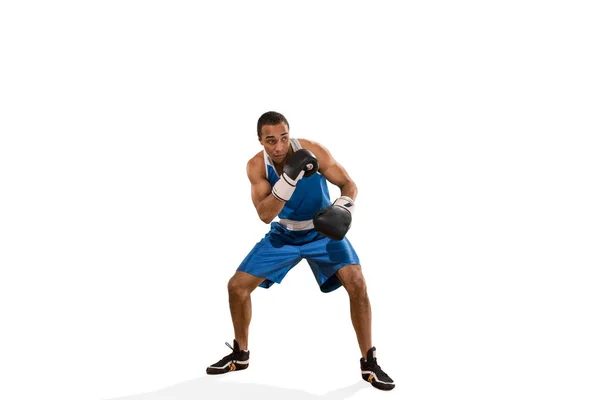 Спортивний чоловік під час вправ з боксу. Фото боксу на білому тлі — стокове фото