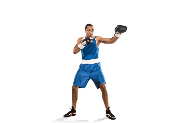 Спортивний чоловік під час вправ з боксу. Фото боксу на білому тлі — стокове фото