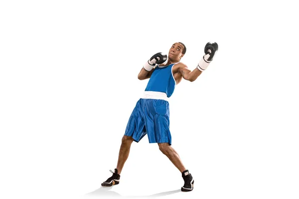 Homme sportif pendant l'exercice de boxe. Photo de boxer sur fond blanc — Photo