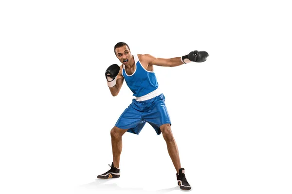 Homem desportivo durante o exercício de boxe. Foto de boxeador em fundo branco — Fotografia de Stock