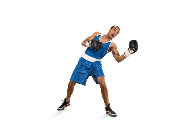 Homem desportivo durante o exercício de boxe. Foto de boxeador em fundo branco — Fotografia de Stock