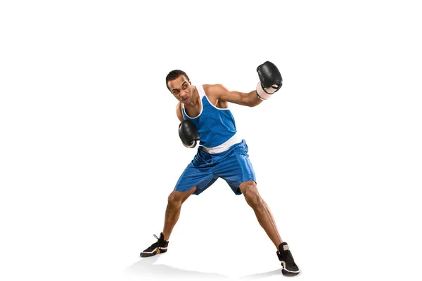 ボクシング練習中にスポーティな男。白い背景の上のボクサーの写真 — ストック写真