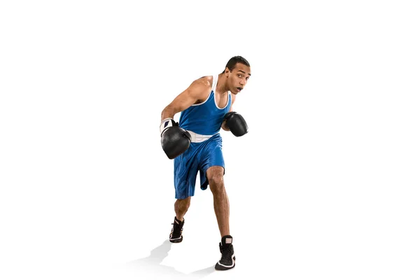 Hombre deportivo durante el ejercicio de boxeo. Foto de boxeador sobre fondo blanco — Foto de Stock