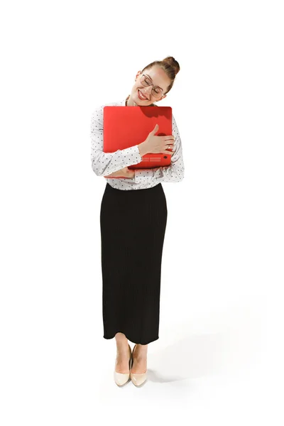 Beyaz arka plan karşı izole bir dizüstü bilgisayar tutan bir gülümseyen kadın öğretmen tam uzunlukta portresi — Stok fotoğraf