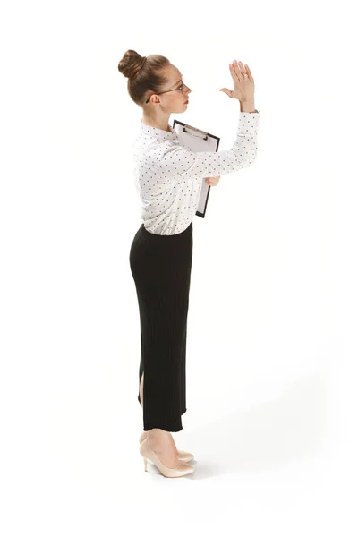 Retrato de comprimento total de uma professora segurando uma pasta isolada contra fundo branco — Fotografia de Stock