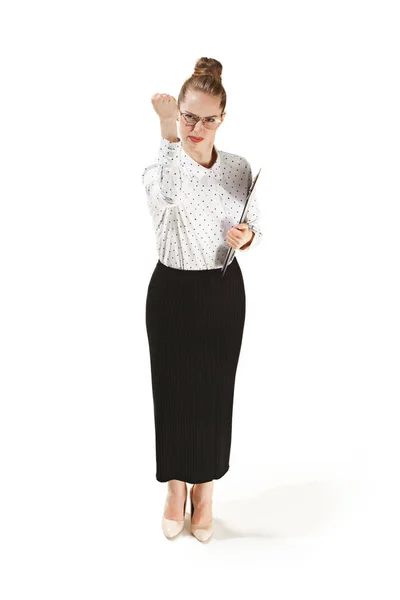 Retrato de comprimento total de professora irritada segurando uma pasta isolada contra fundo branco — Fotografia de Stock