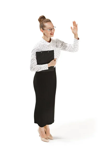 Teljes hossza portré egy tanárnőt gazdaság egy mappát, elszigetelt fehér háttér — Stock Fotó