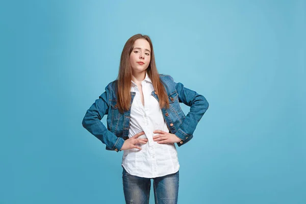 Joven chica adolescente seria y reflexiva. Concepto de duda . —  Fotos de Stock