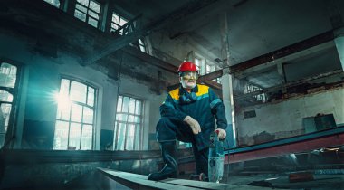 Portre kıdemli Kaynakçı alt üretim Atölyesi arka plan üzerinde