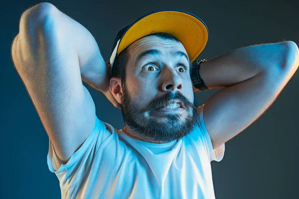 Deportes, emociones y gente fan concepto - hombre triste viendo deportes en la televisión y el equipo de apoyo en casa — Foto de Stock