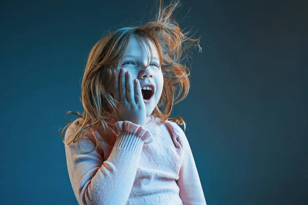 Öfke ve sürpriz genç kız — Stok fotoğraf