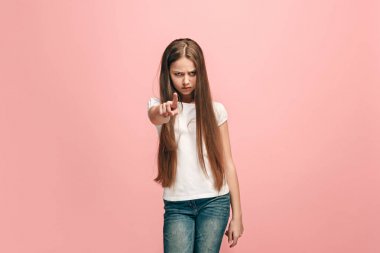 Sen, yarı uzunluk portre portre pembe bir arka plan üzerinde işaret eden genç kız.