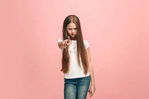 La chica adolescente que apunta a usted, media longitud primer plano retrato sobre fondo rosa . — Foto de Stock