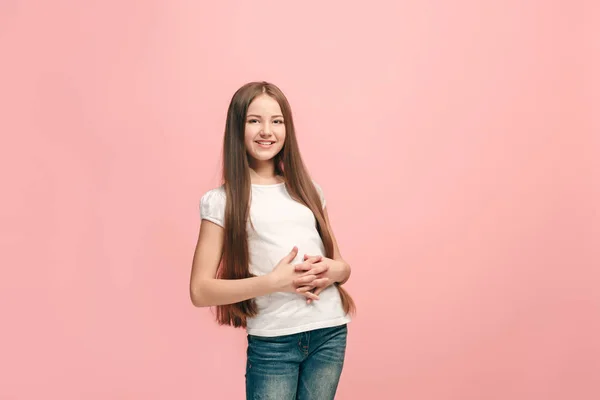 De gelukkige tiener meisje permanent en glimlachend tegen roze achtergrond. — Stockfoto