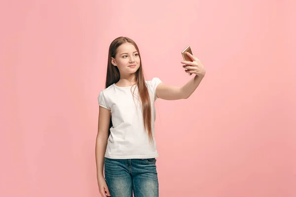 La chica adolescente feliz haciendo foto selfie por teléfono móvil —  Fotos de Stock