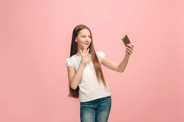 La chica adolescente feliz haciendo foto selfie por teléfono móvil —  Fotos de Stock