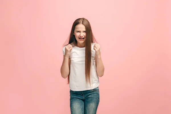 Портрет розлюченої дівчини-підлітка на рожевому фоні студії — стокове фото