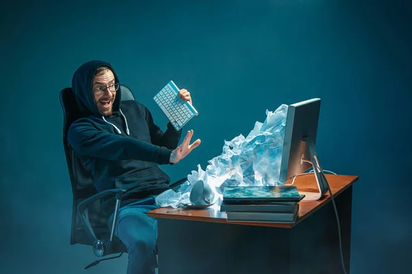 Jovem estressado belo empresário trabalhando na mesa no escritório moderno gritando na tela do laptop e ficando com raiva sobre spam — Fotografia de Stock