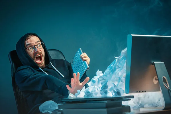 Jovem estressado belo empresário trabalhando na mesa no escritório moderno gritando na tela do laptop e ficando com raiva sobre spam — Fotografia de Stock