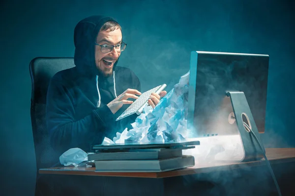 Junger gestresster gutaussehender Geschäftsmann, der am Schreibtisch im modernen Büro arbeitet, am Laptop-Bildschirm schreit und wütend über Spam ist — Stockfoto