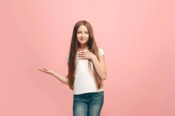 Šťastný dospívající dívka stojící a usmívá se růžové pozadí. — Stock fotografie