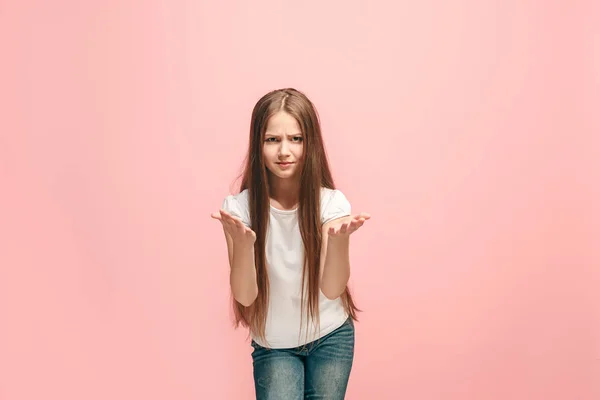 Potret setengah-panjang perempuan cantik di studio merah muda backgroud. Gadis muda emosional. — Stok Foto