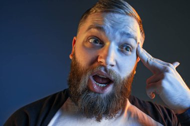 Öfke ve çığlık atan adam