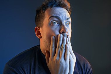 Öfke ve çığlık atan adam