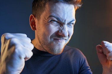 Spor, duygu ve fan insanlar kavramı - üzgün izlerken spor tv ve evde takım destekleyen dostum