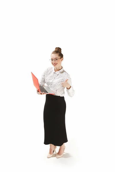 一个微笑的女教师的全长肖像手持膝上型电脑与白色背景隔离 — 图库照片