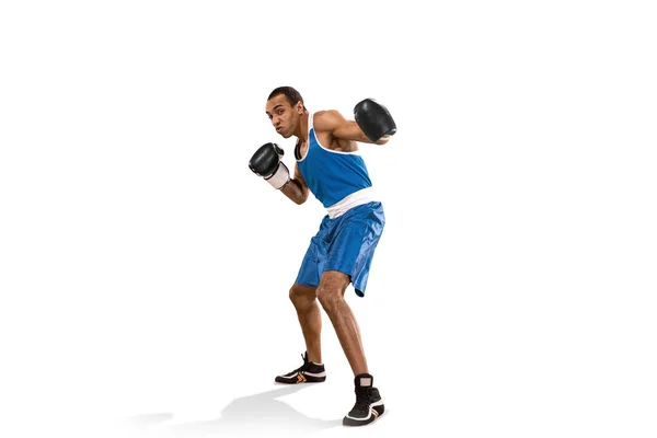 Hombre deportivo durante el ejercicio de boxeo. Foto de boxeador sobre fondo blanco — Foto de Stock