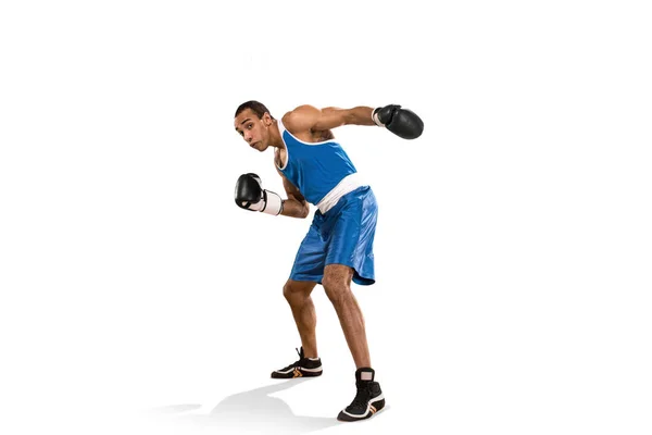 Hombre deportivo durante el ejercicio de boxeo. Foto de boxeador sobre fondo blanco — Foto de Stock