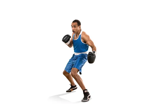 ボクシング練習中にスポーティな男。白い背景の上のボクサーの写真 — ストック写真