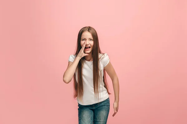 Joven casual adolescente chica gritando en estudio — Foto de Stock