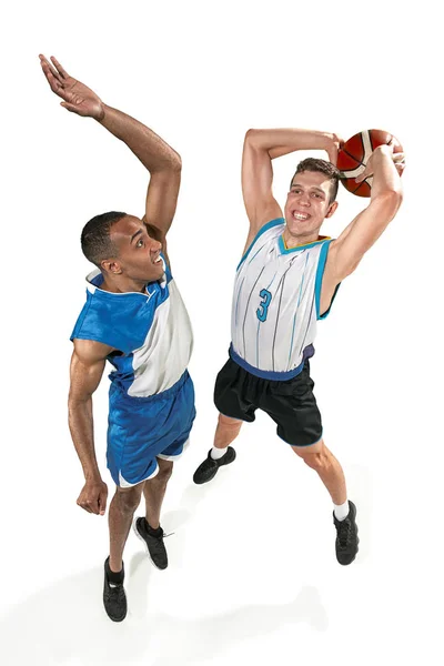 带球的篮球运动员的全长肖像 — 图库照片