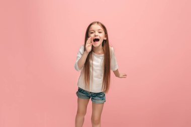 Pembe genç sıradan genç kız stüdyoda bağırarak izole