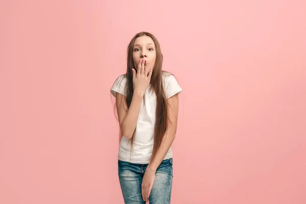 Belle adolescente à l'air surpris isolé sur rose — Photo