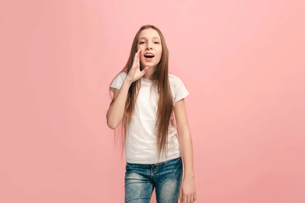 Junge beiläufige Teenager Mädchen schreien im Studio — Stockfoto