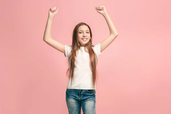 Gelukkig succes tiener meisje vieren wordt een winnaar. Dynamische energetische afbeelding van vrouwelijke model — Stockfoto