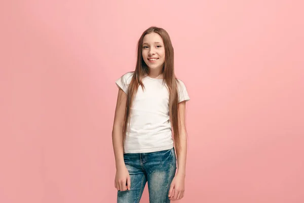 De gelukkige tiener meisje permanent en glimlachend tegen roze achtergrond. — Stockfoto