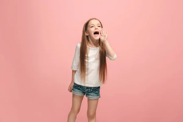Elszigetelt rózsaszín alkalmi teen kislány kiabált stúdió — Stock Fotó