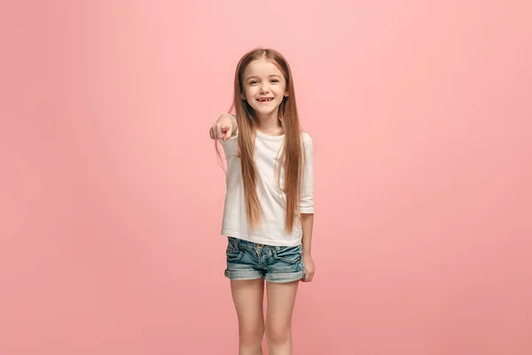 La chica adolescente feliz que apunta a usted, media longitud primer plano retrato sobre fondo rosa . — Foto de Stock