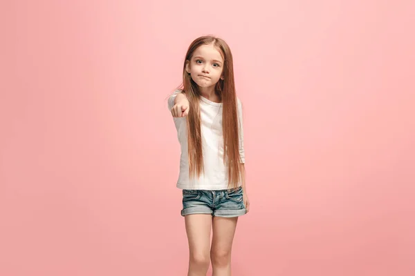 A menina adolescente apontando para você, metade de comprimento close-up retrato no fundo rosa . — Fotografia de Stock