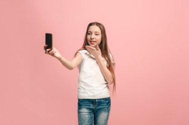 Mutlu genç kız cep telefonuyla selfie fotoğraf yapma