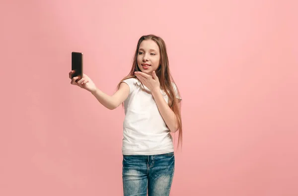 La chica adolescente feliz haciendo foto selfie por teléfono móvil —  Fotos de Stock