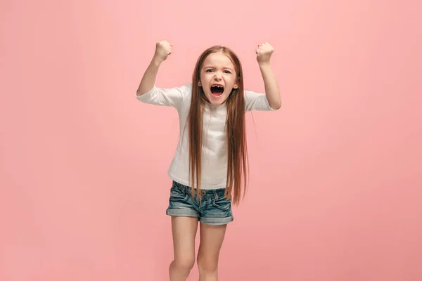 Πορτρέτο του θυμωμένος έφηβος κορίτσι σε φόντο ροζ studio — Φωτογραφία Αρχείου