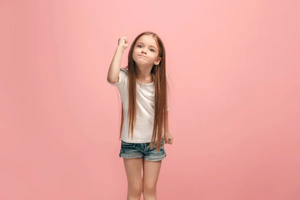 Retrato de chica adolescente enojada en un fondo de estudio rosa — Foto de Stock