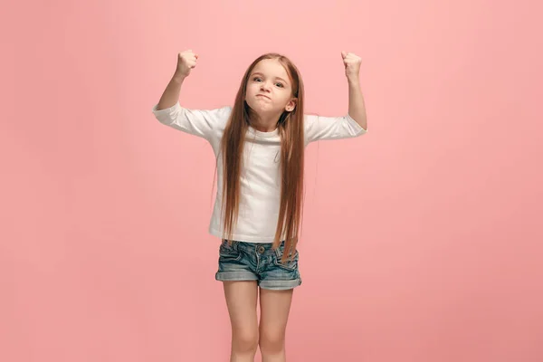 Retrato de chica adolescente enojada en un fondo de estudio rosa — Foto de Stock