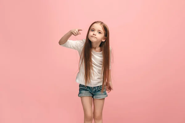 Wunderschönes Frauenporträt auf rosa Studiohintergrund. das junge emotionale Teenie-Mädchen — Stockfoto