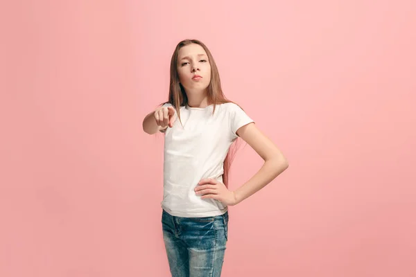 Das Teenie-Mädchen zeigt auf dich, halblanges Nahaufnahme-Porträt auf rosa Hintergrund. — Stockfoto